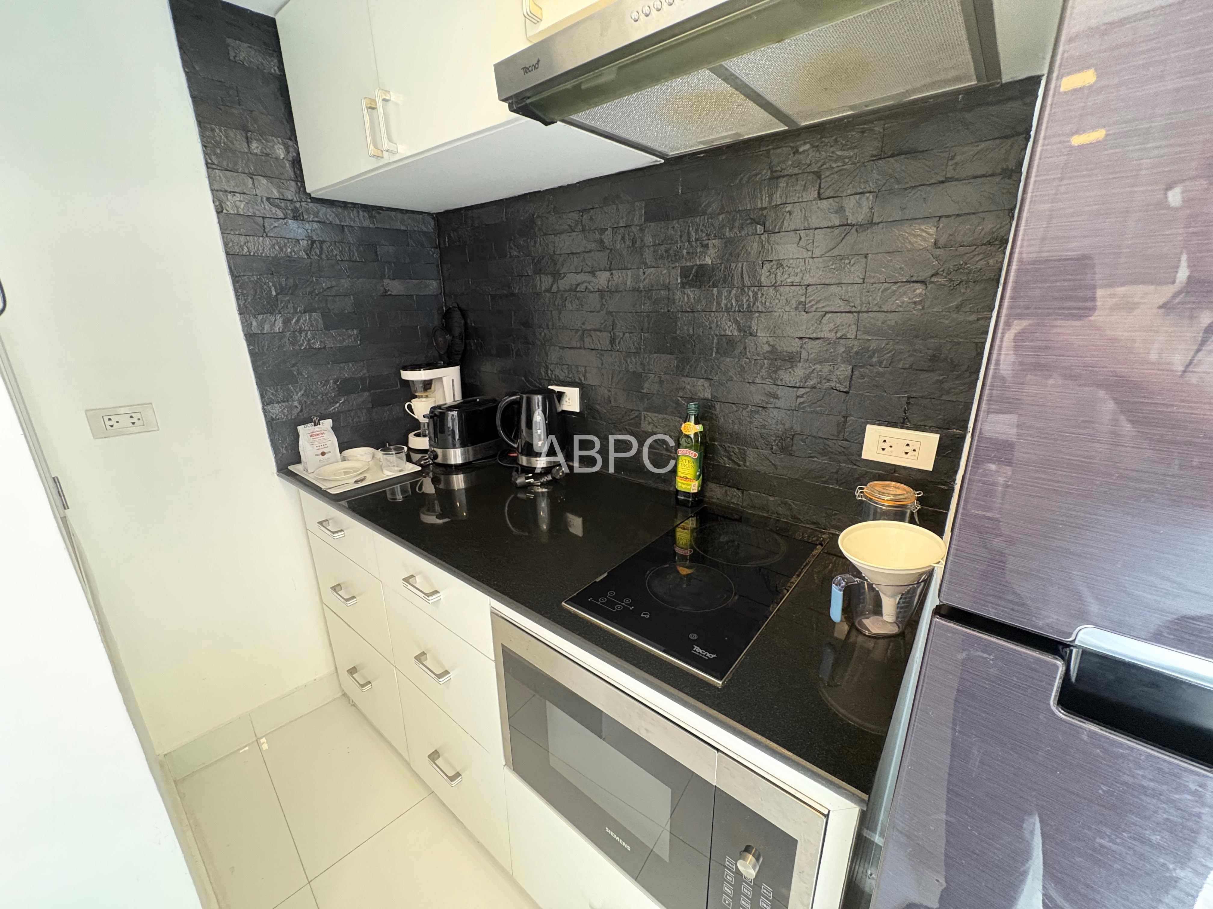 Large 1 Bed - 1 Bath Condo in Central Pattaya photo 8