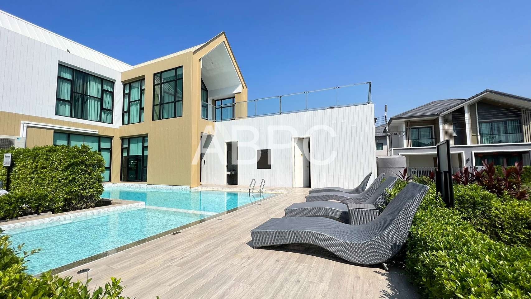 3 Bedrooms 3 Bathrooms in East Pattaya photo 2