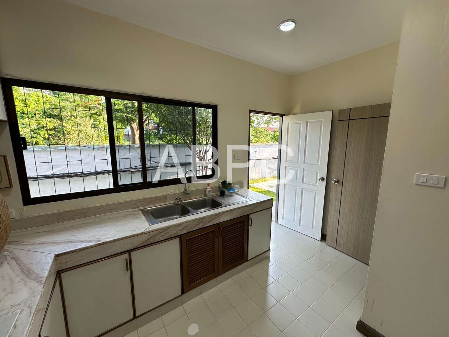 4 Bedrooms 5 Bathroom in Na jomtion photo 6