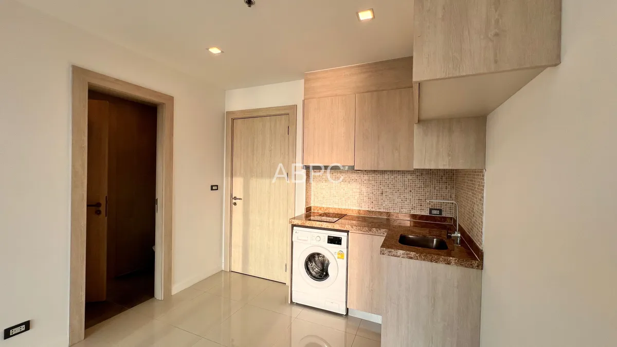 1 Bedroom Condo Seaview for Sale in Pratumnak photo 3