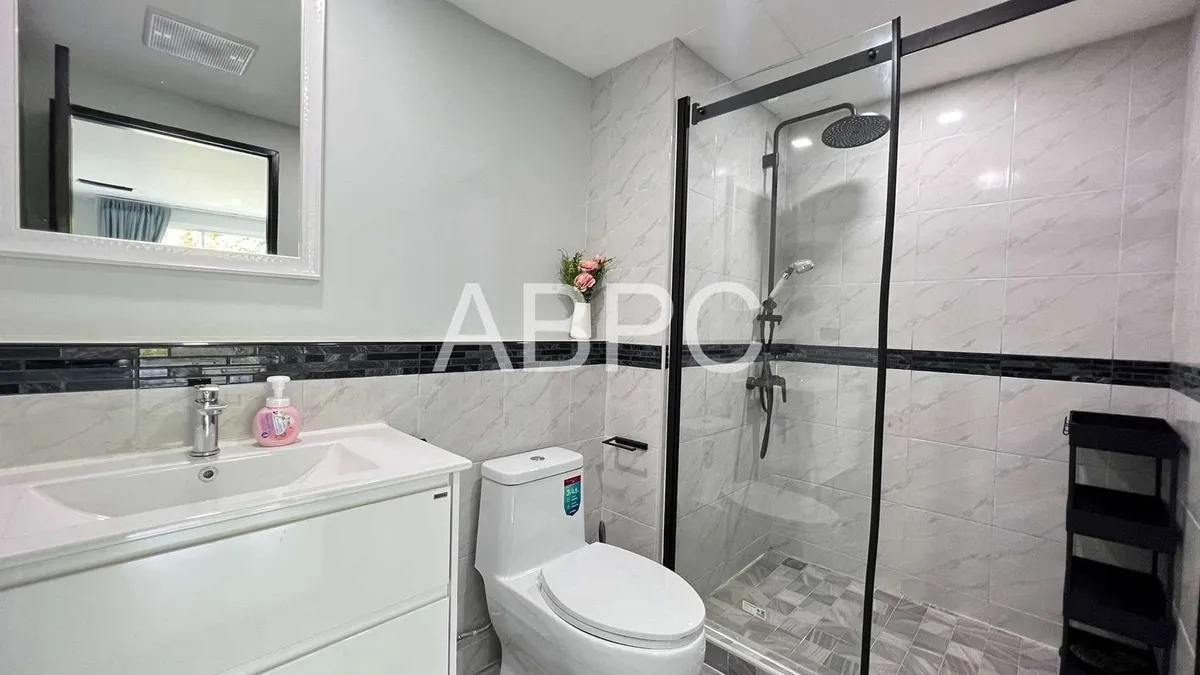 Just IN and Just Renovated. 1 Bed Condo in Wongamat photo 3