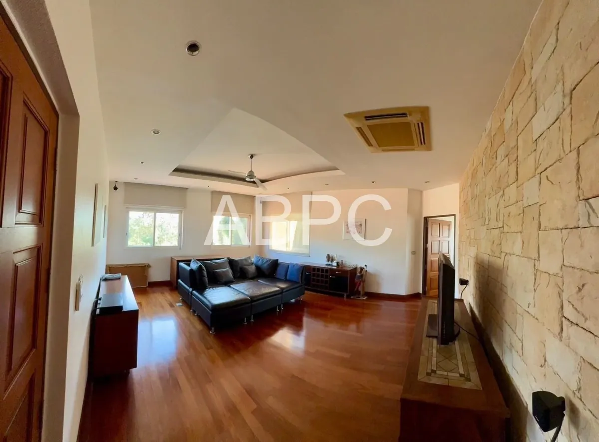 5 Bedroom Luxury Golf Course Villa photo 2