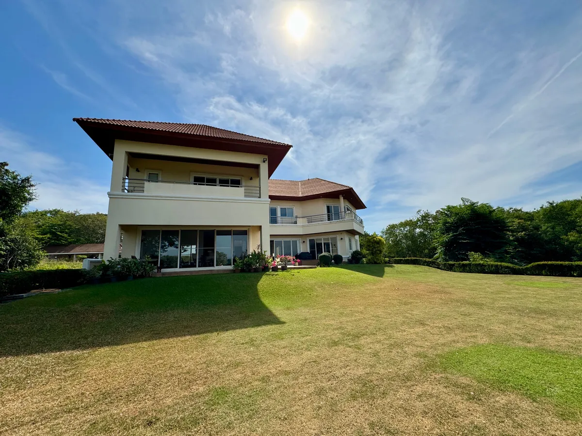 5 Bedroom Luxury Golf Course Villa photo 11