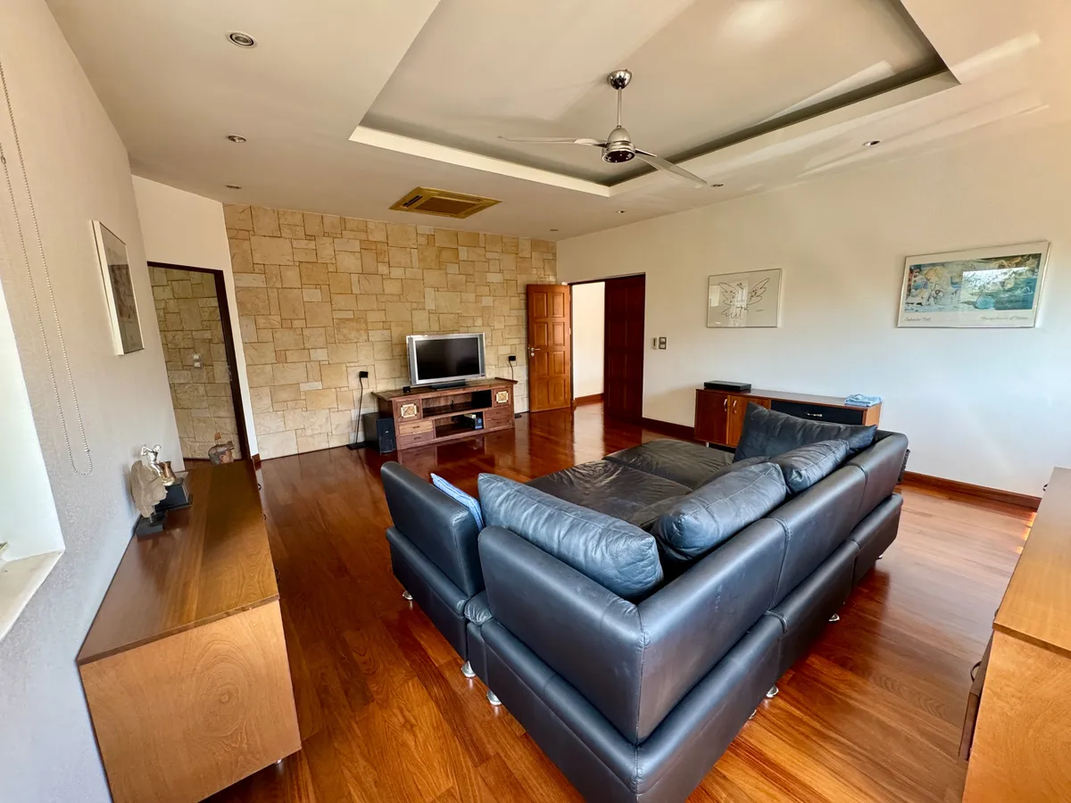 5 Bedroom Luxury Golf Course Villa photo 13