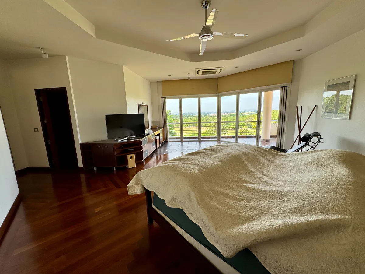 5 Bedroom Luxury Golf Course Villa photo 15