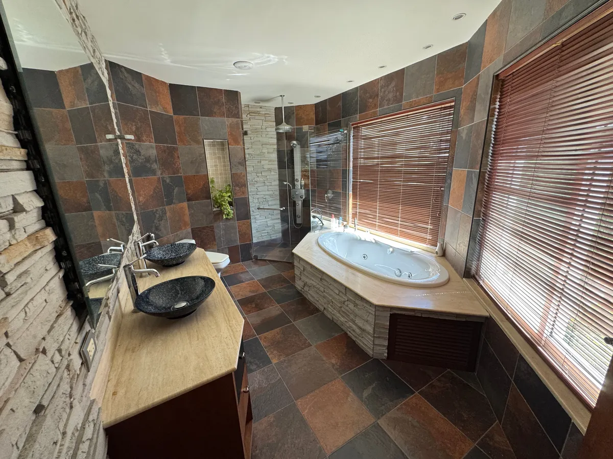 5 Bedroom Luxury Golf Course Villa photo 17