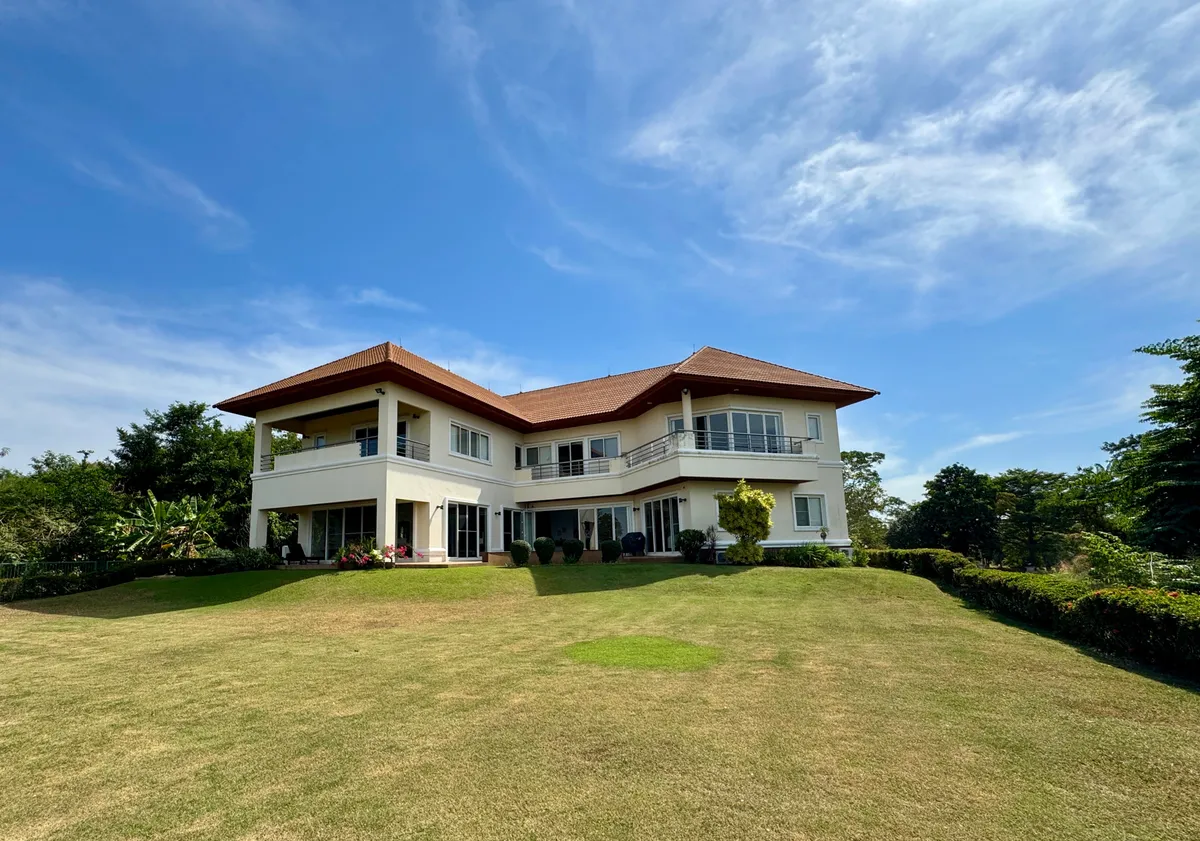 5 Bedroom Luxury Golf Course Villa photo 9
