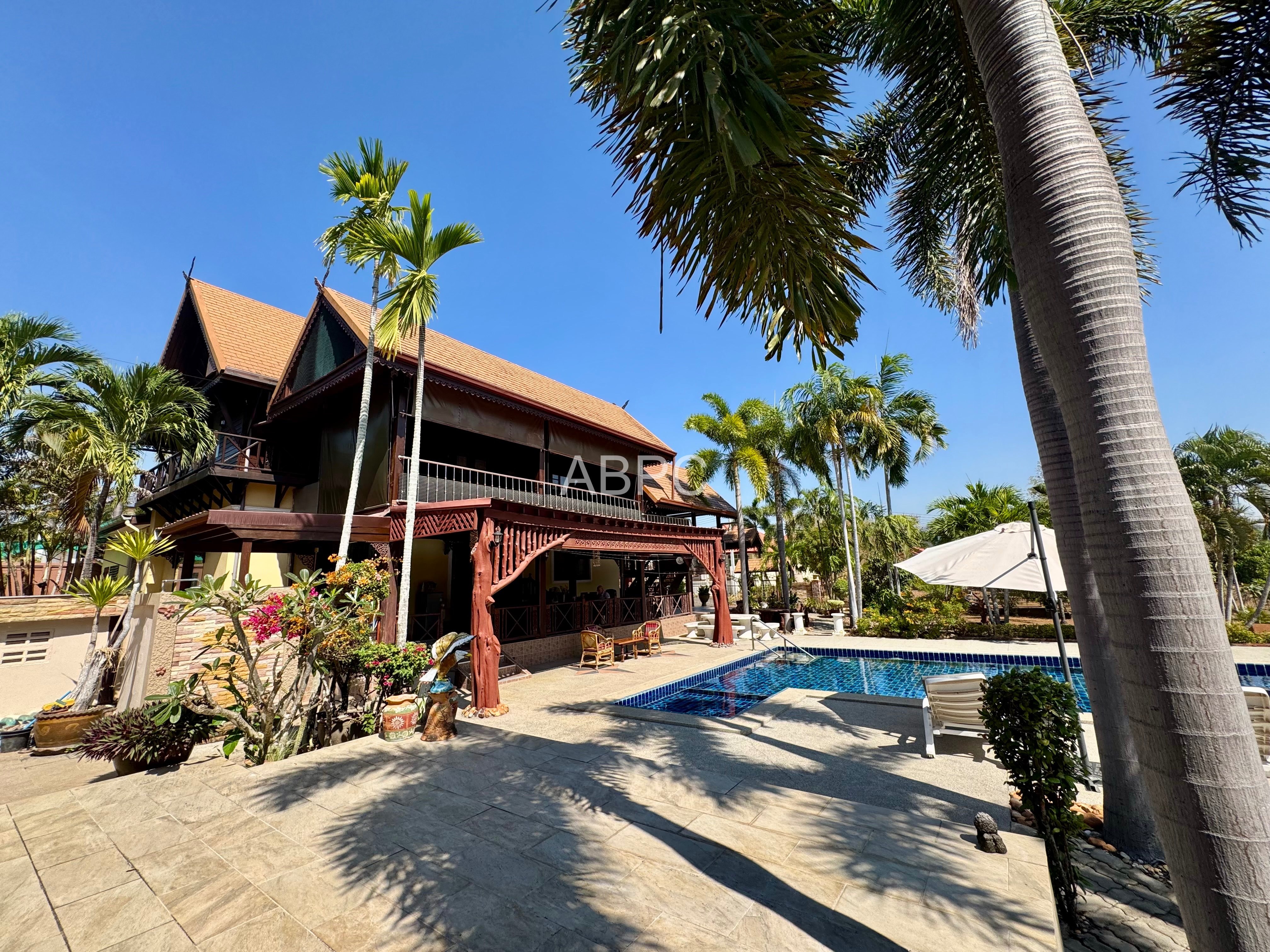Lanna Style Pool Villa in Bang Saray
