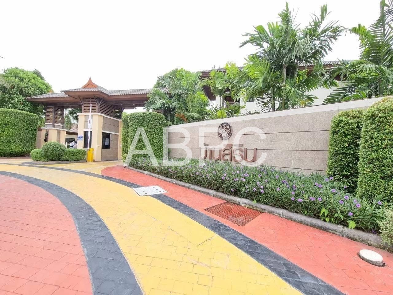 3 Bedrooms 3 Bathrooms in East Pattya