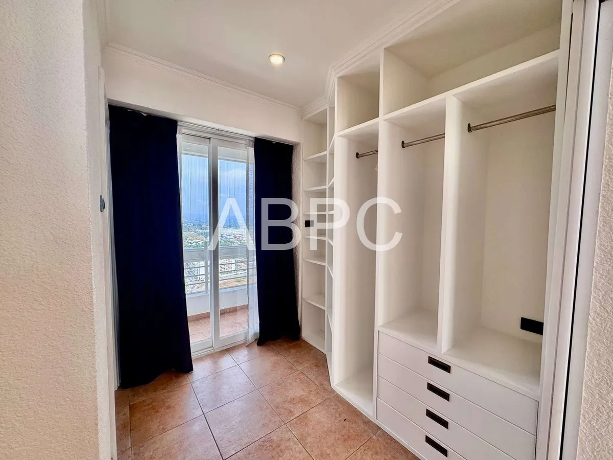 2 Bedroom Duplex Condo - Metro photo 16