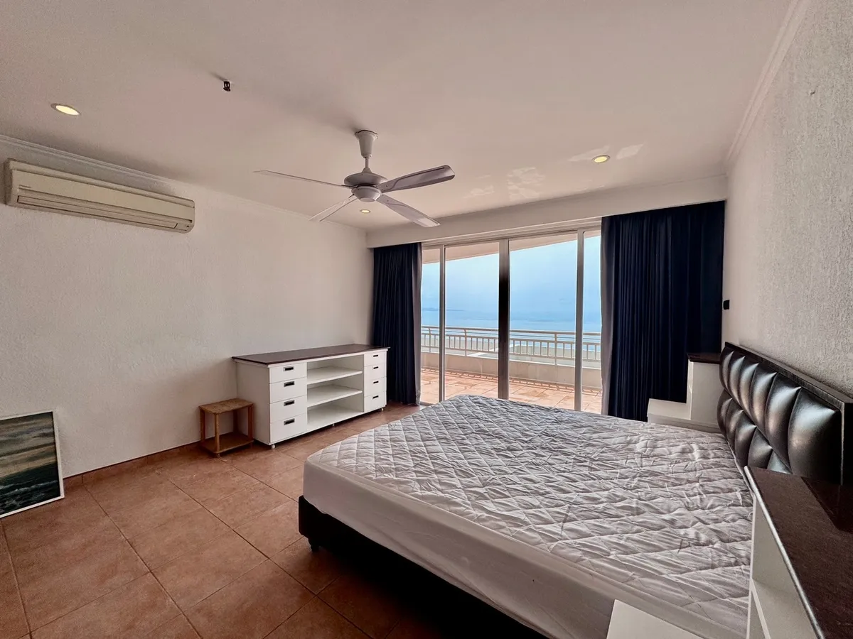 2 Bedroom Duplex Condo - Metro photo 18