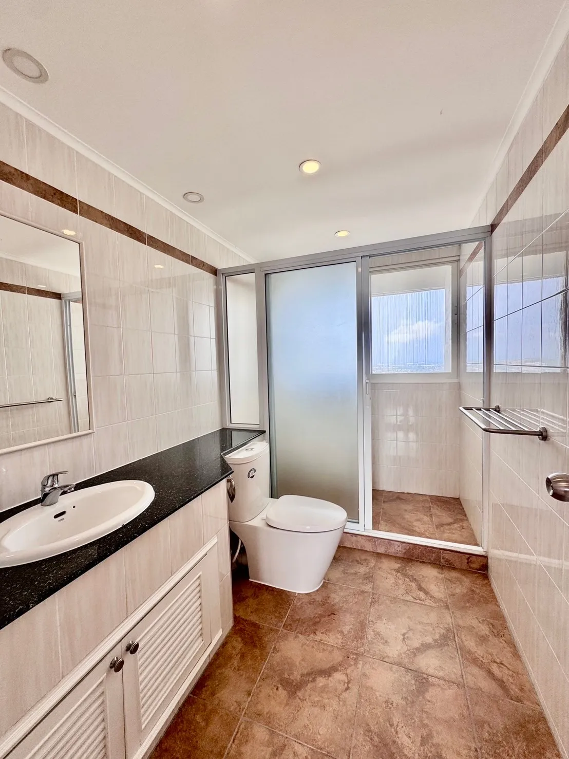 2 Bedroom Duplex Condo - Metro photo 20