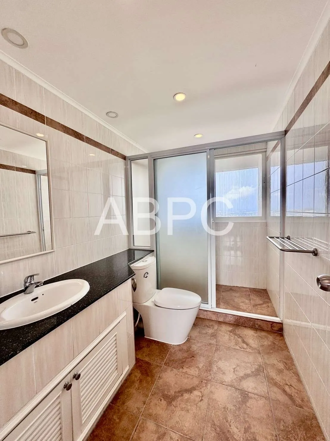 2 Bedroom Duplex Condo - Metro photo 5