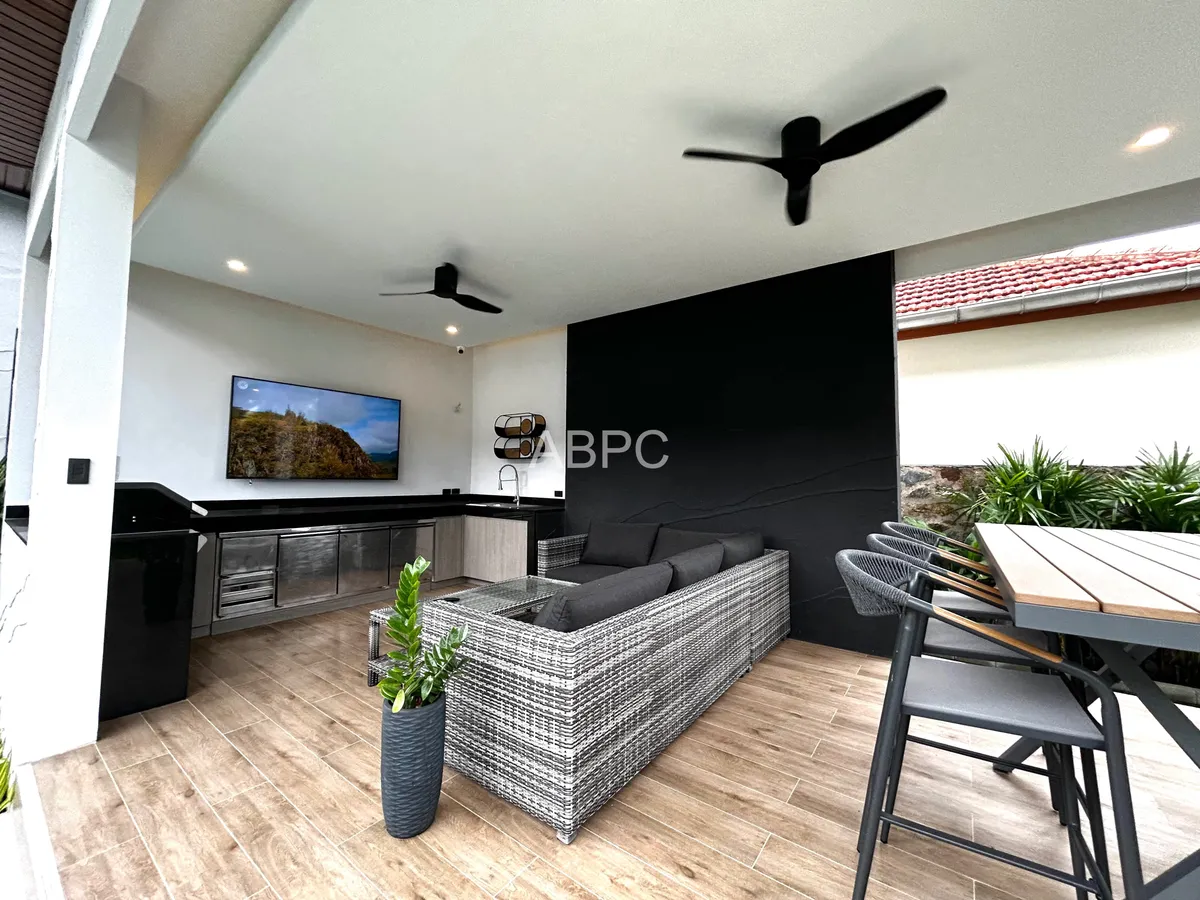 Stunning 4 Bedroom 4 Bathroom House in Mabprachan photo 16