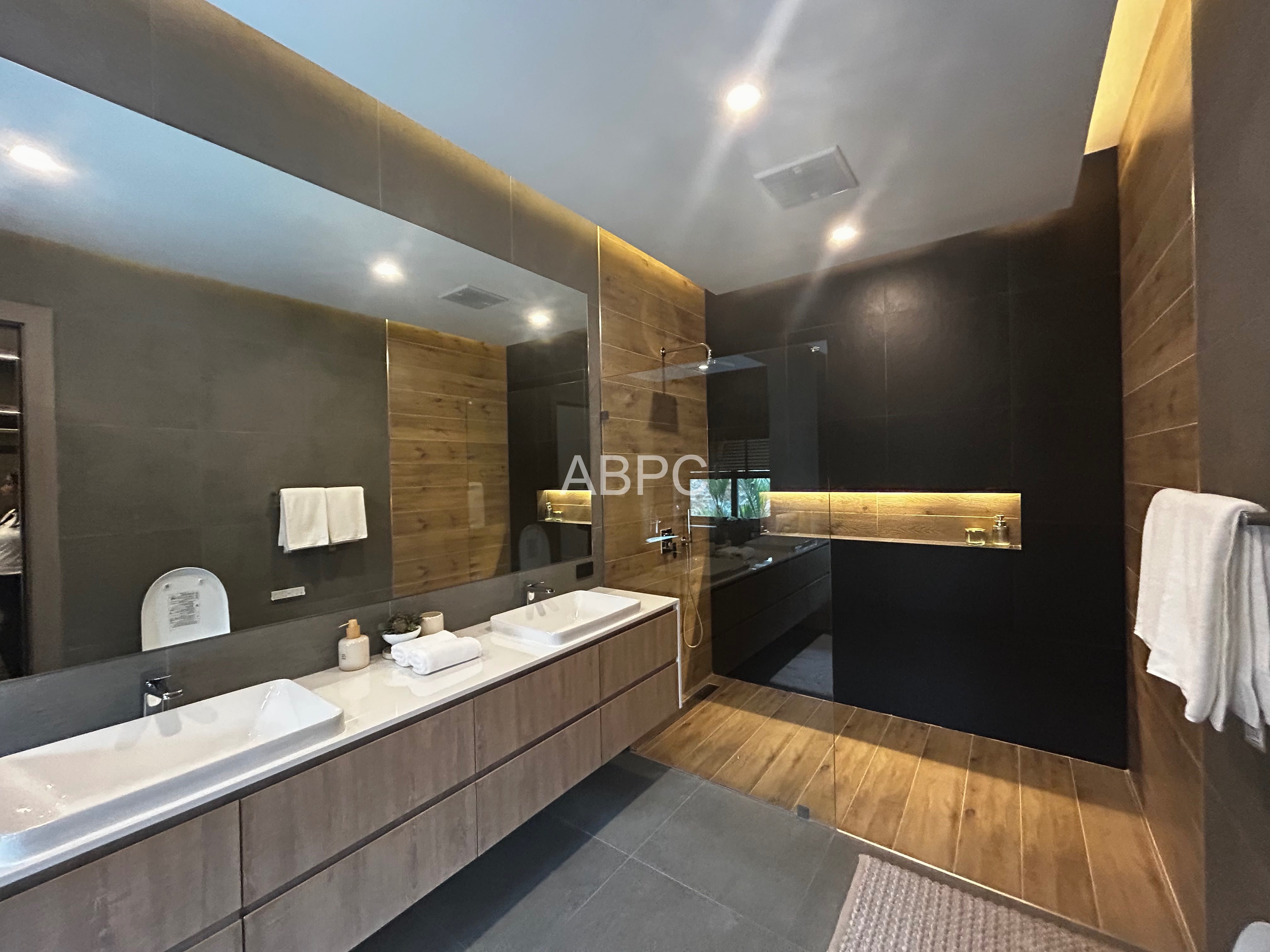 Stunning 4 Bedroom 4 Bathroom House in Mabprachan photo 7