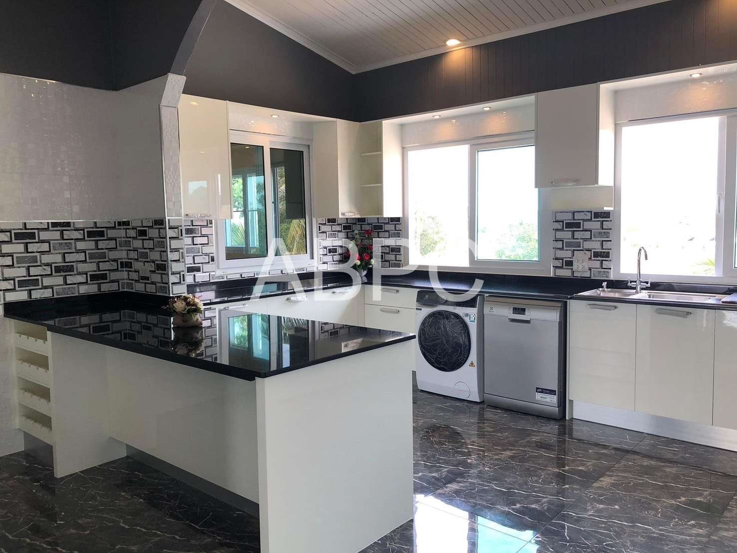 5 Bedrooms 6 Bathrooms Estate  in East Pattaya photo 13