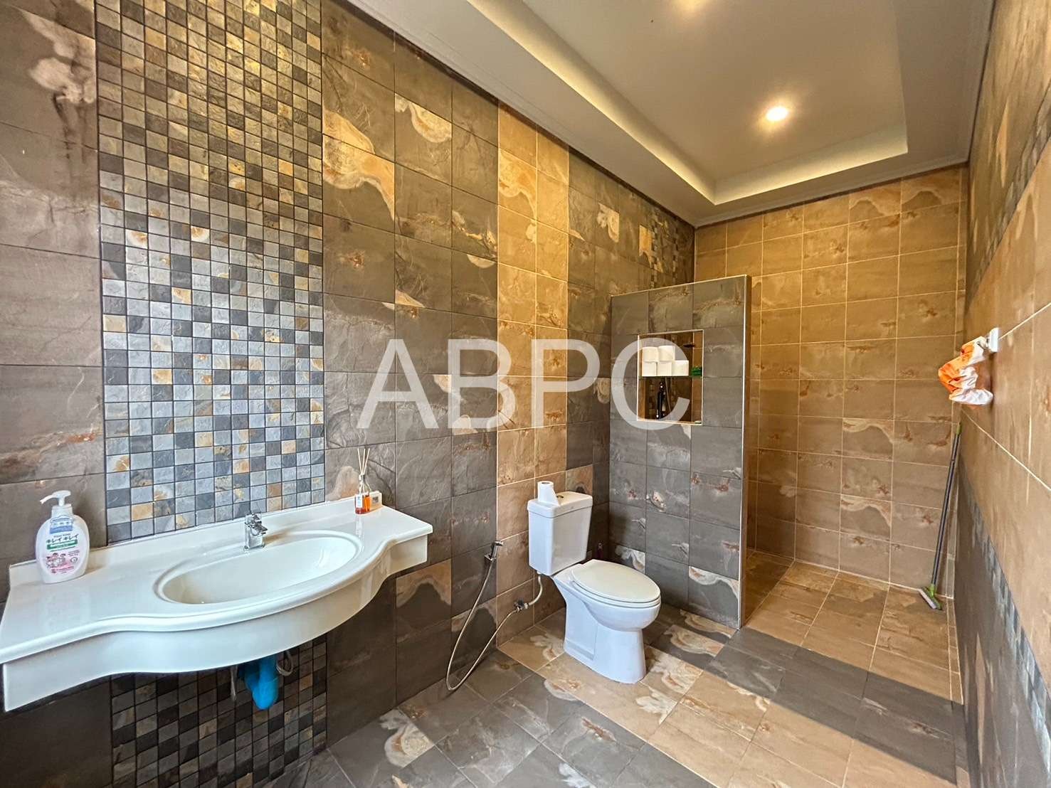 5 Bedrooms 6 Bathrooms Estate  in East Pattaya photo 4