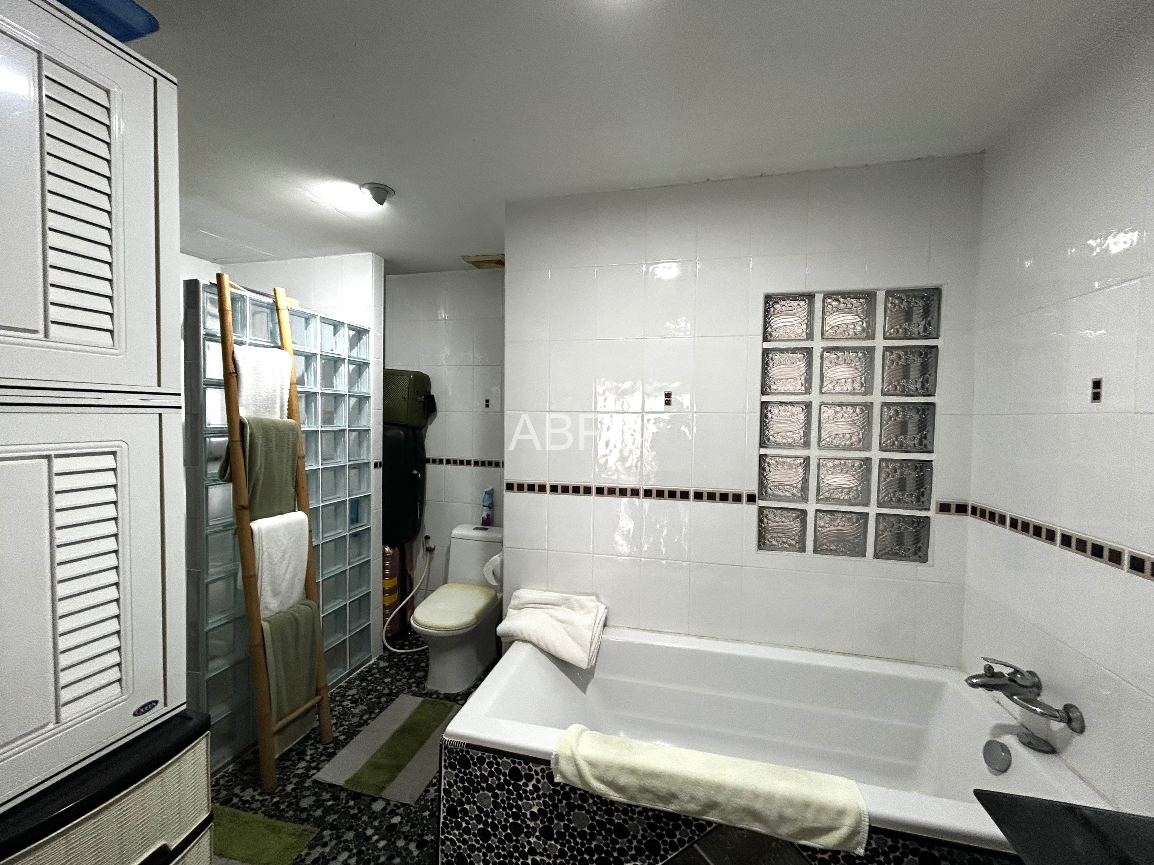 Spacious 1 Bedroom 1 Bathroom Ground Floor Condo photo 8