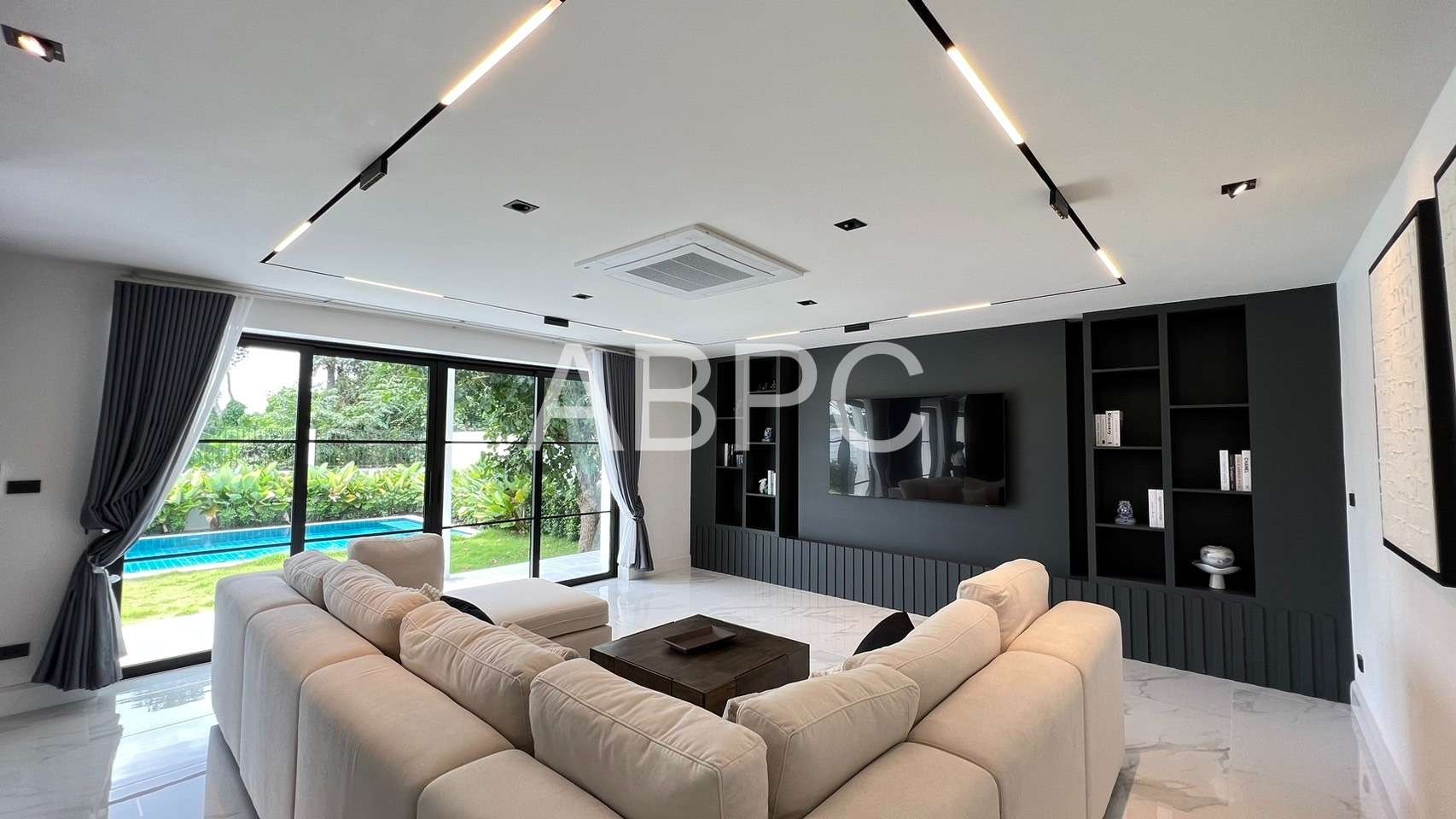 4 Bedrooms 6 Bathrooms House in East Pattaya - Highgrove Villas photo 11