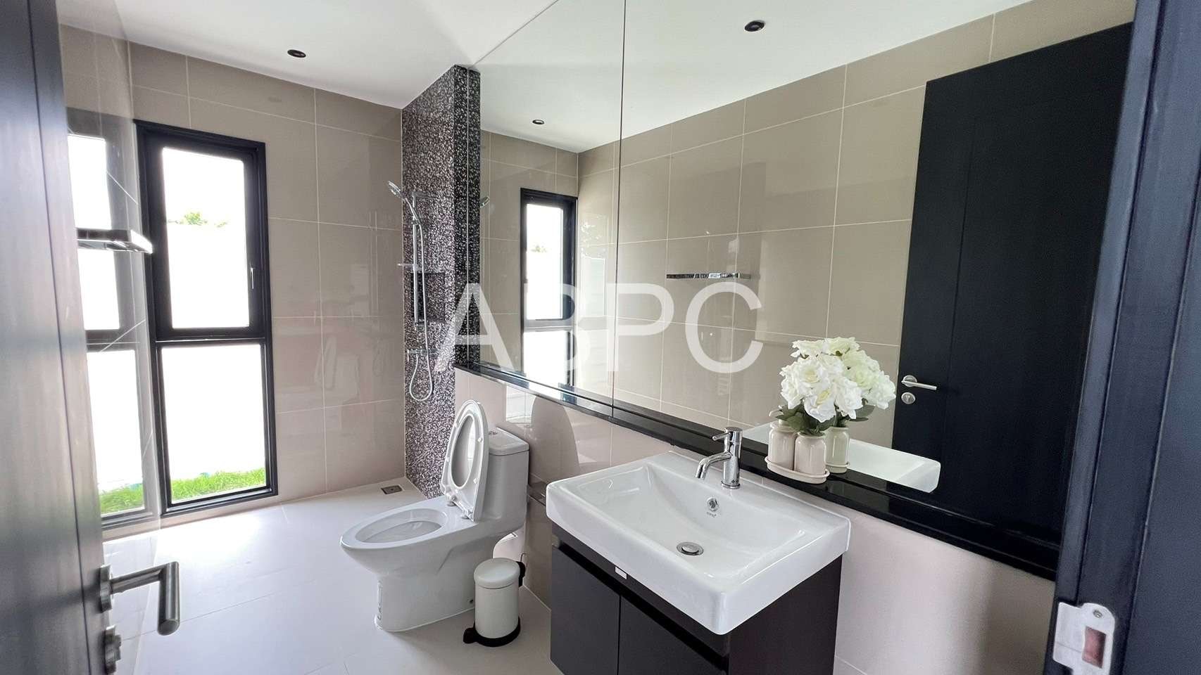 4 Bedrooms 6 Bathrooms House in East Pattaya - Highgrove Villas photo 2
