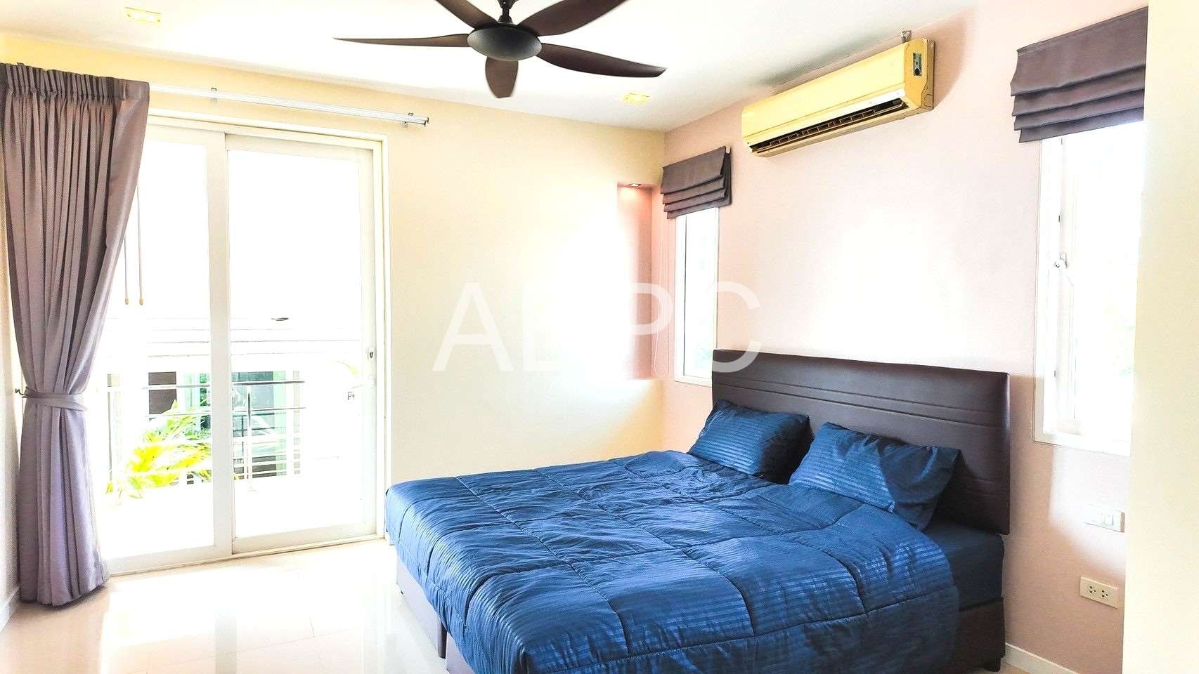 Private House close to the beach Bangsarey 4 Bedroom 5 Bathroom photo 5