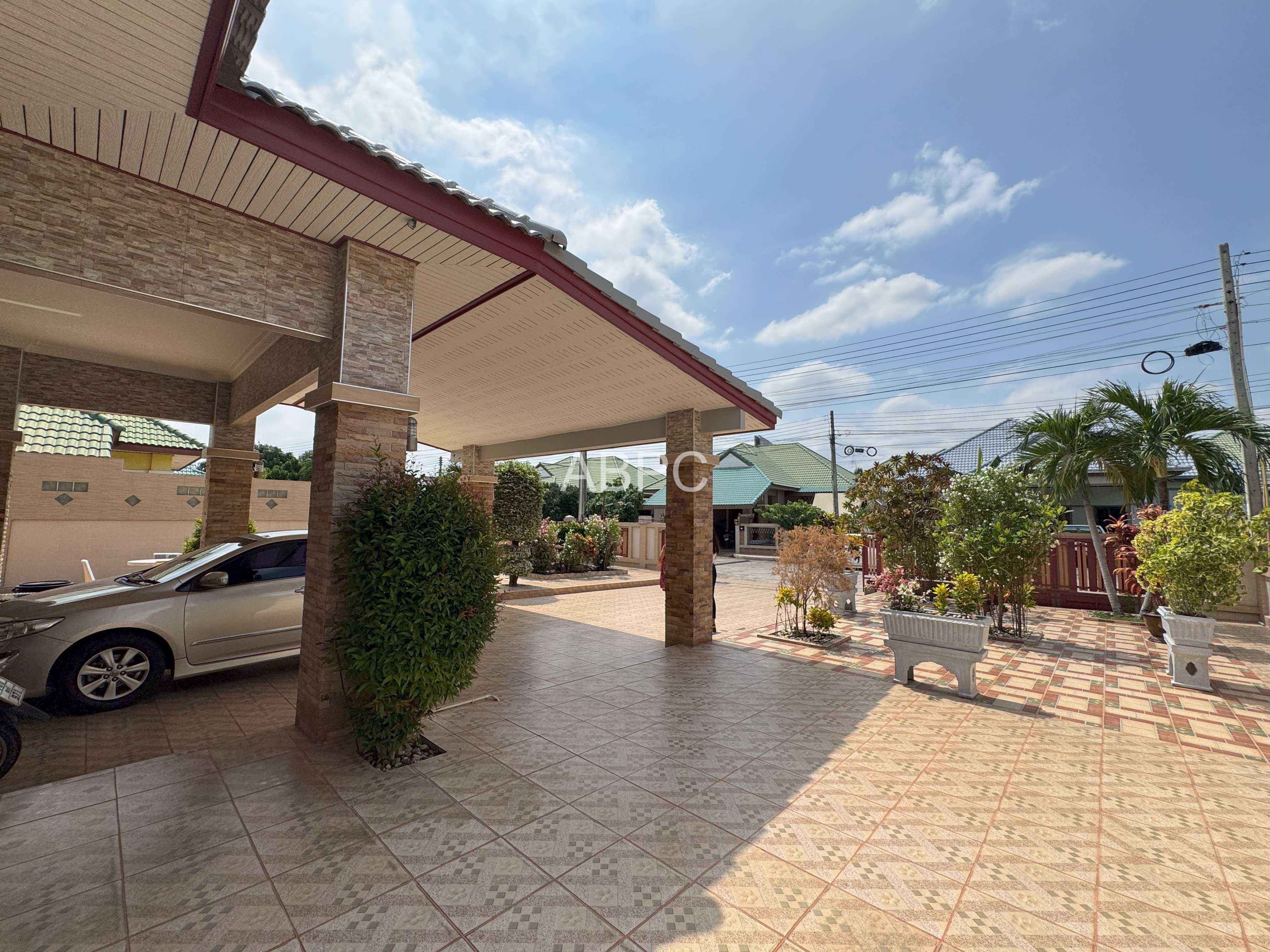 3 Bedrooms 3 Bathrooms in East Pattaya photo 9