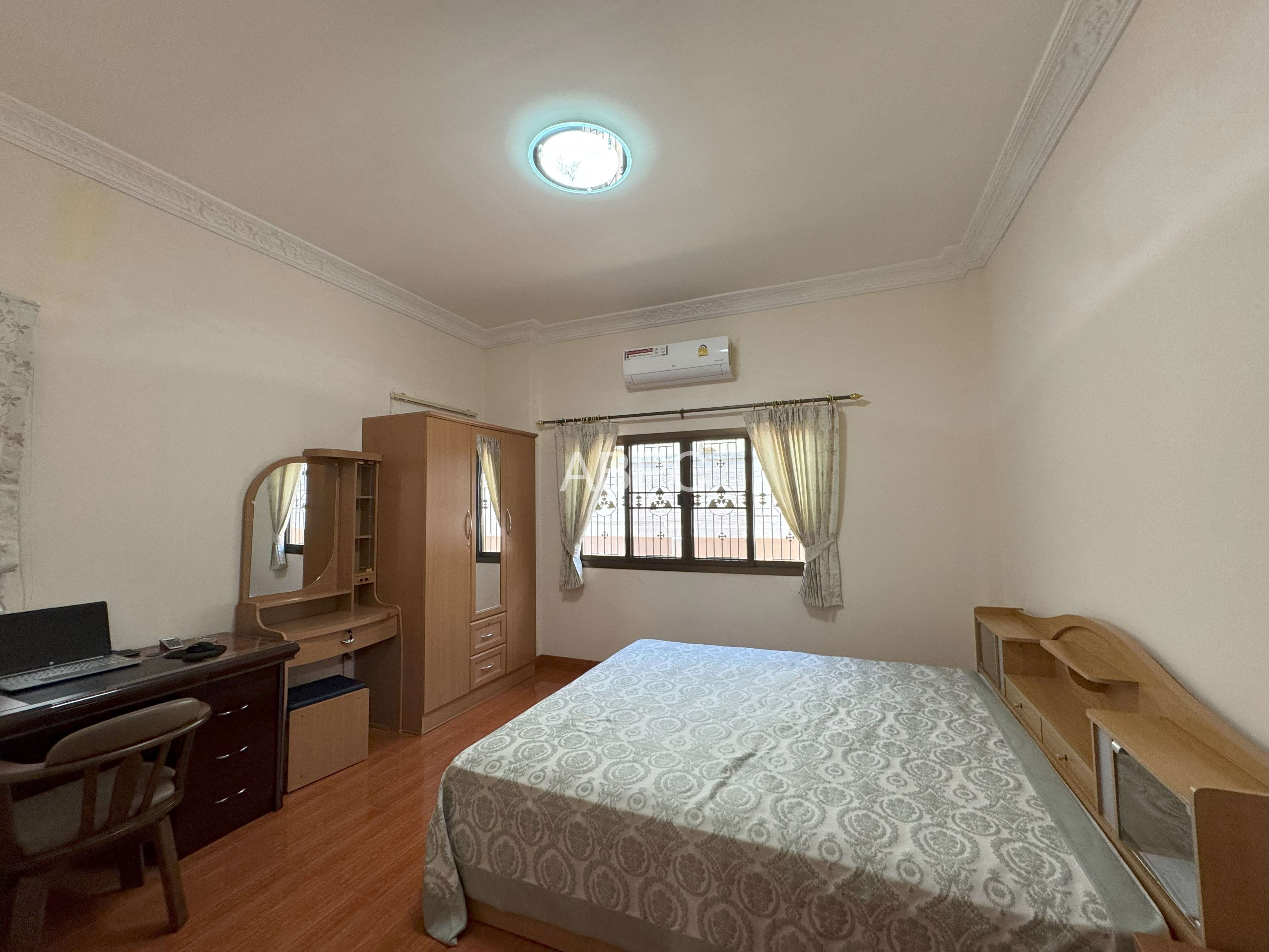 3 Bedrooms 3 Bathrooms in East Pattaya photo 5