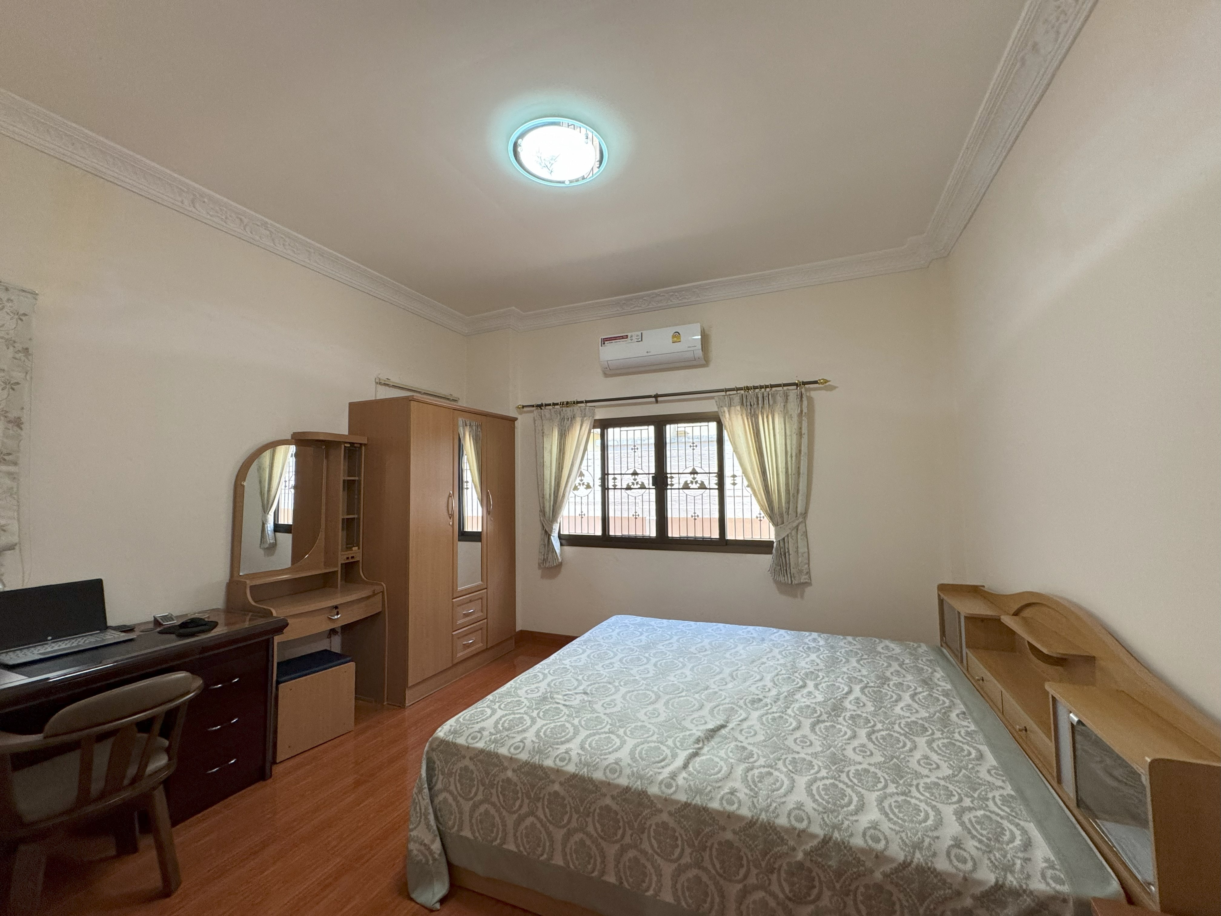 3 Bedrooms 3 Bathrooms in East Pattaya photo 13