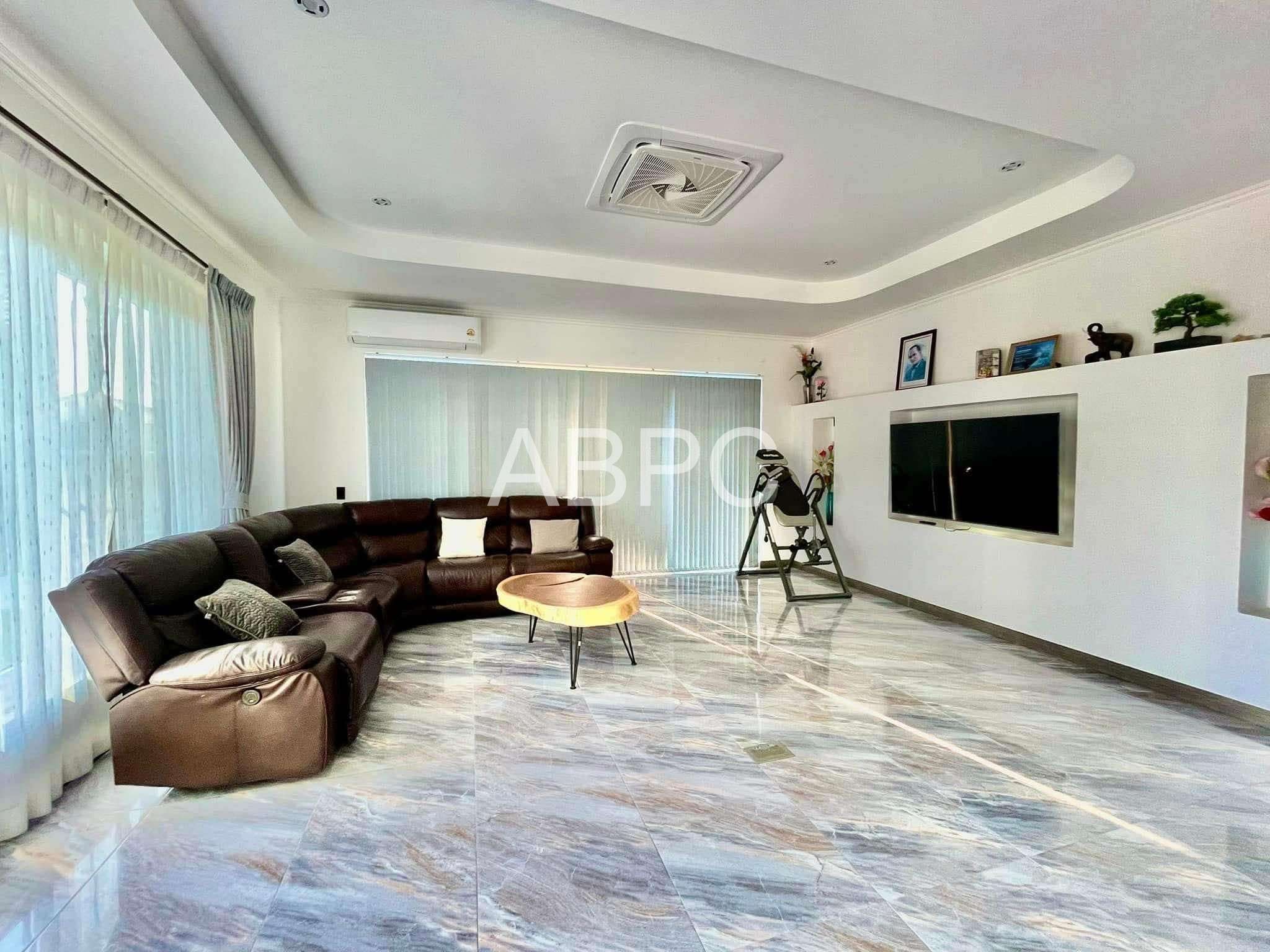 4 Bedrooms 5 Bathrooms in East Pattaya photo 11