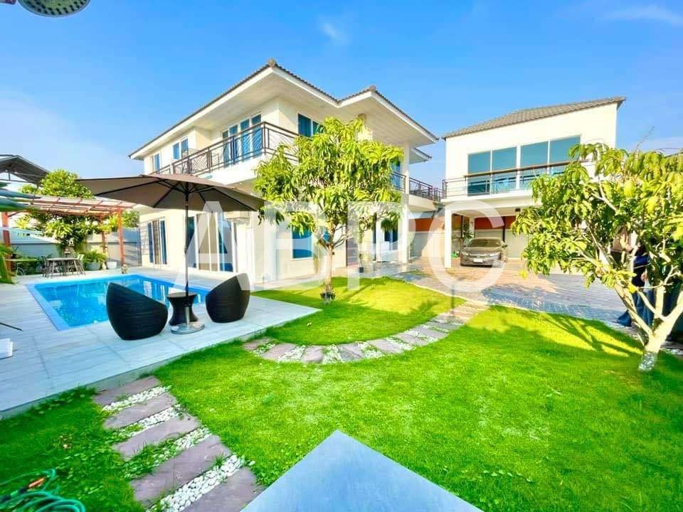 4 Bedrooms 5 Bathrooms in East Pattaya