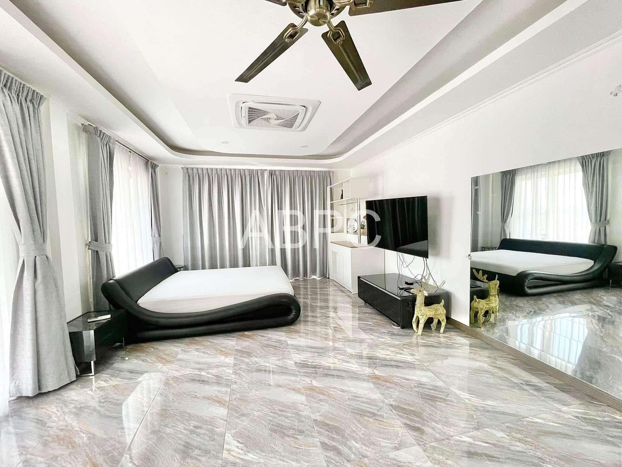 4 Bedrooms 5 Bathrooms in East Pattaya photo 12