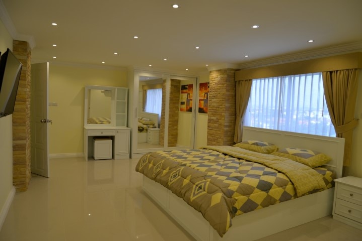 Large Renovated 2 Bed 3 Bath Penthouse Condo In Central Pattaya photo 14