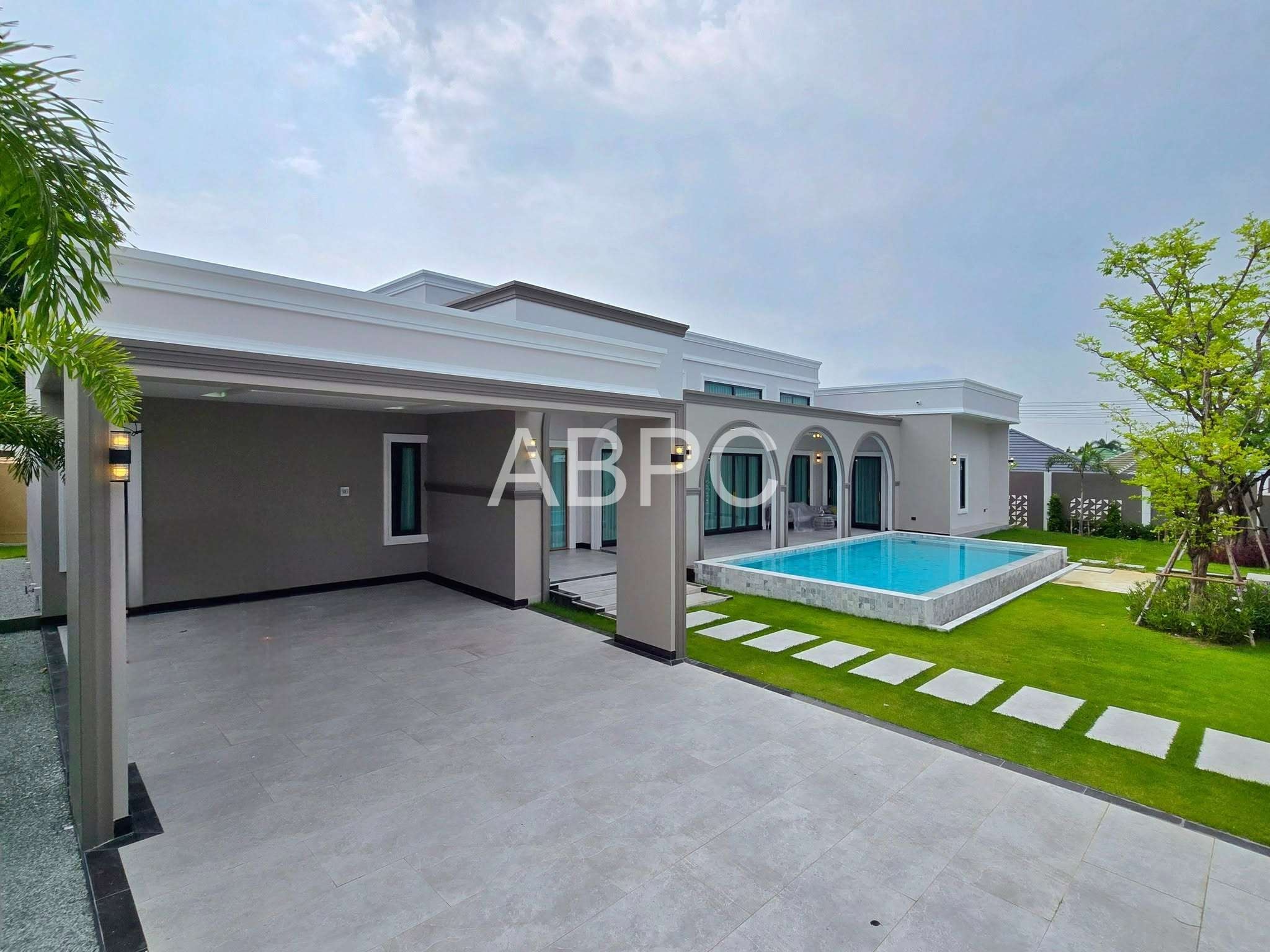 Modern Classic Villa For Sale in East Pattaya photo 9