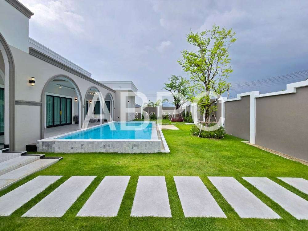 Modern Classic Villa For Sale in East Pattaya photo 5