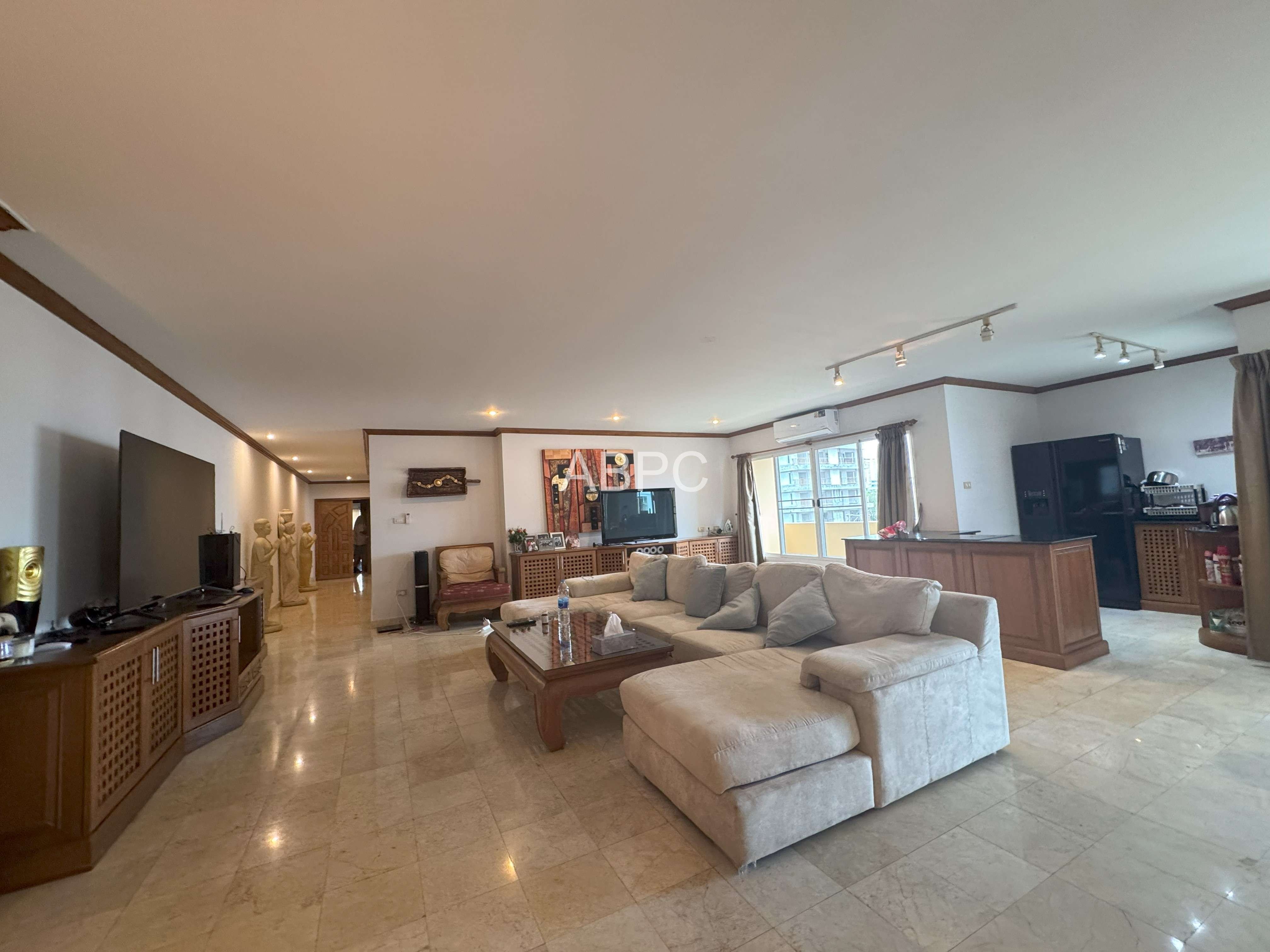 Spacious 3 Bedrooms 3 Bathrooms in Pratumnak