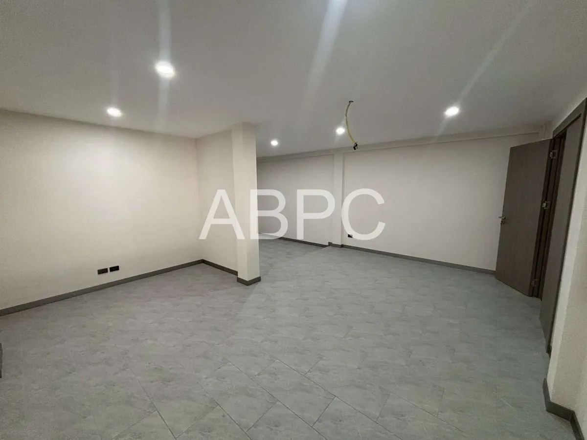 Newly Renovated Three Storey Four Bedroom Five Bathroom Townhouse in Central Location photo 3