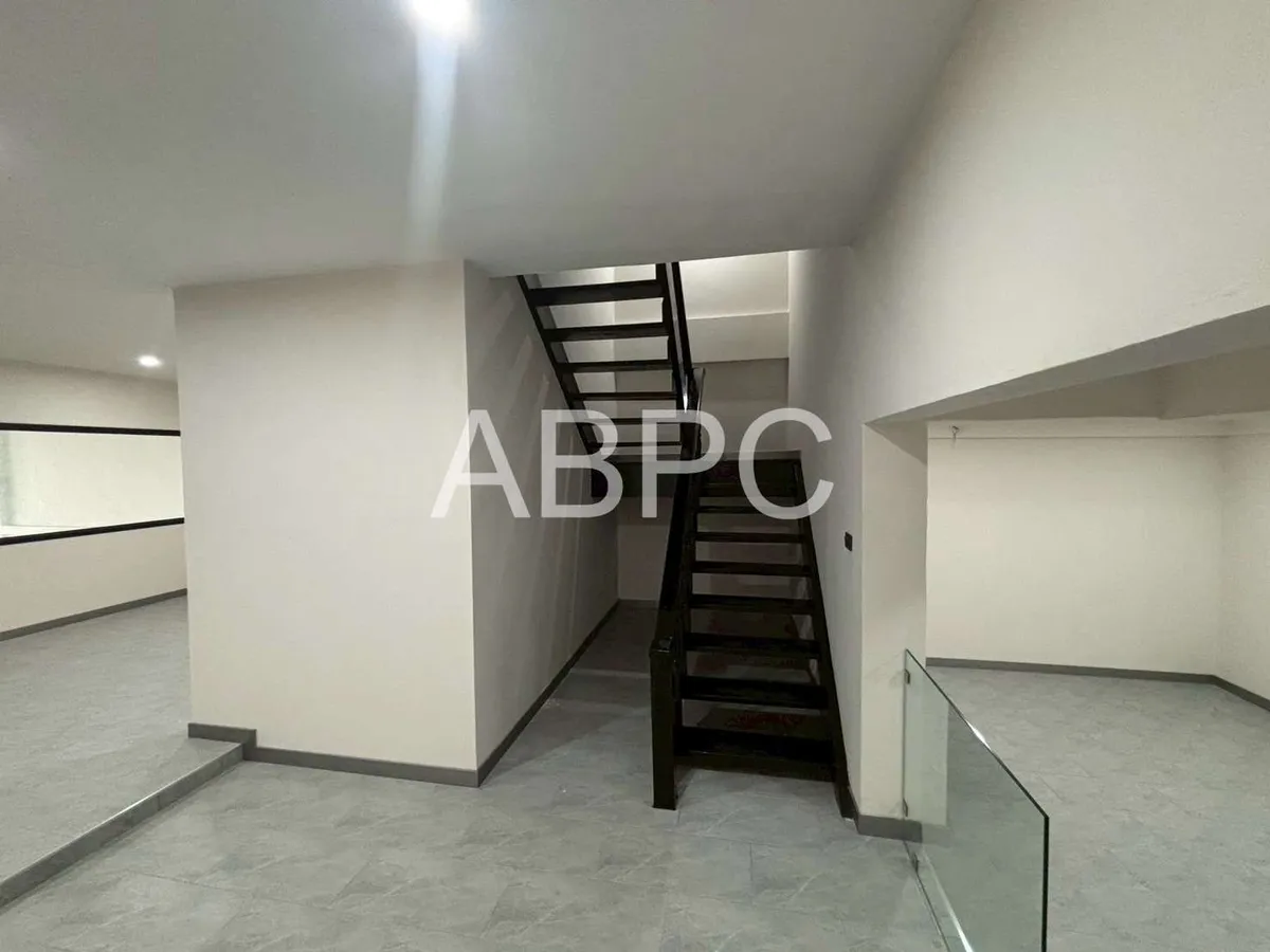 Newly Renovated Three Storey Four Bedroom Five Bathroom Townhouse in Central Location photo 4