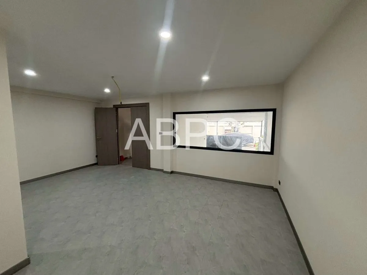 Newly Renovated Three Storey Four Bedroom Five Bathroom Townhouse in Central Location photo 5