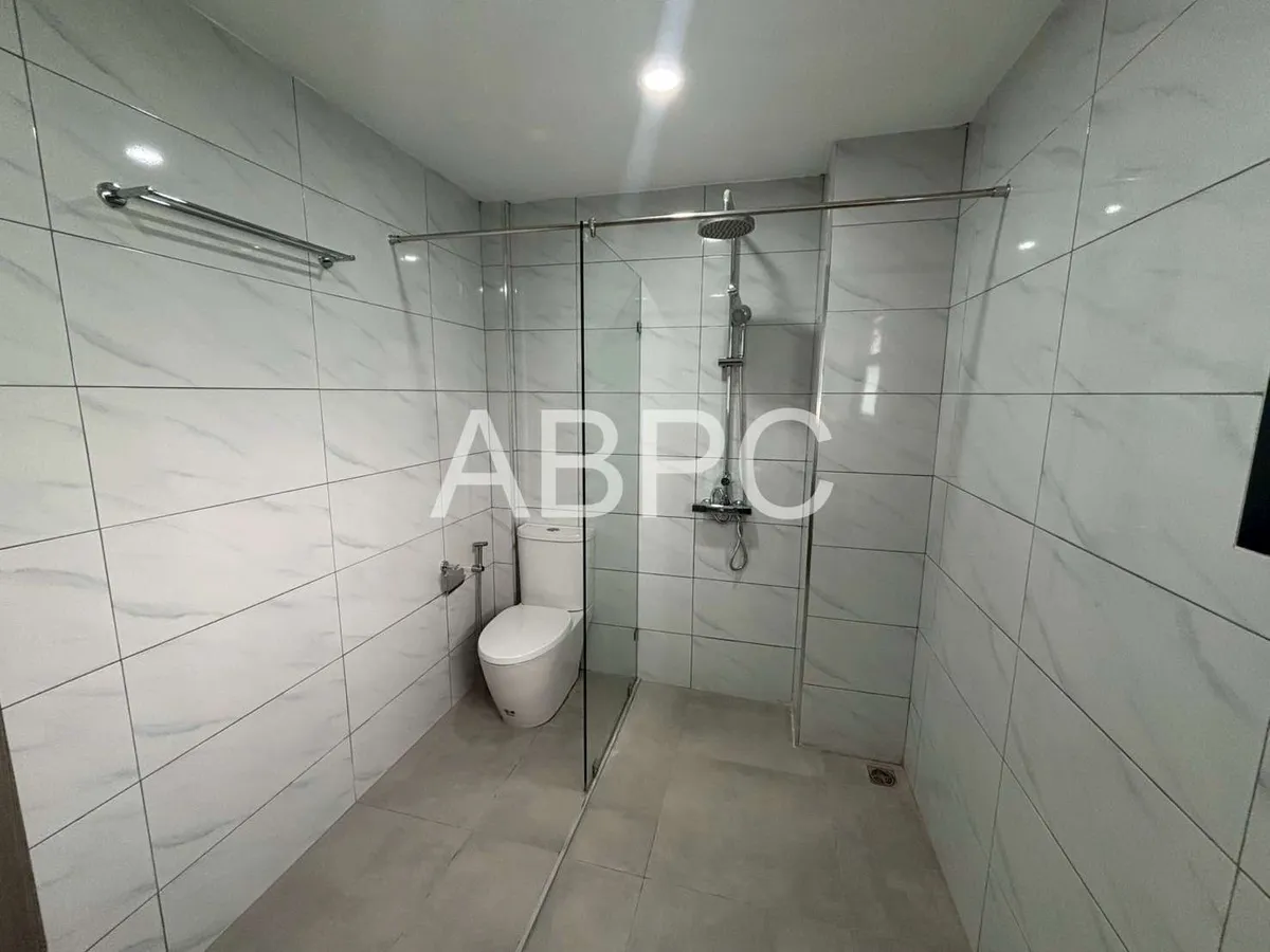 Newly Renovated Three Storey Four Bedroom Five Bathroom Townhouse in Central Location photo 6