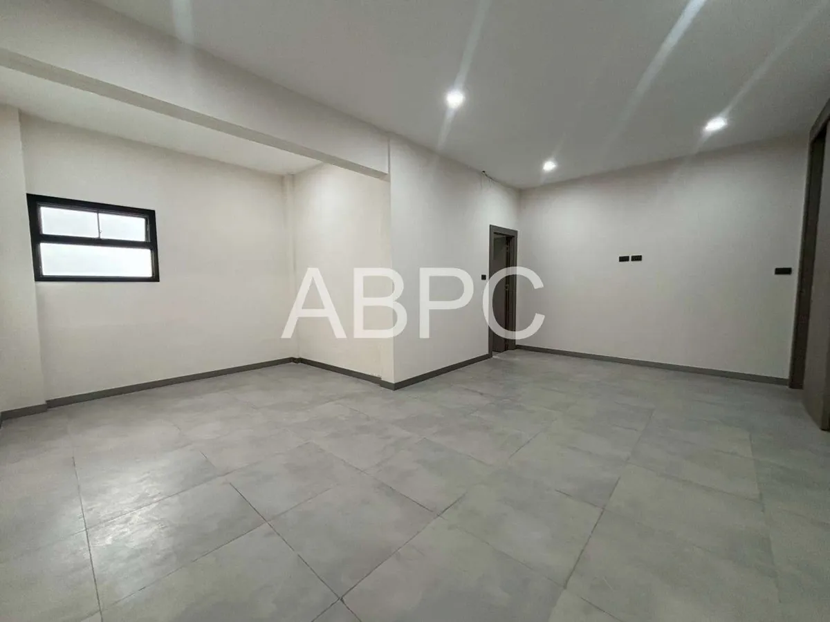 Newly Renovated Three Storey Four Bedroom Five Bathroom Townhouse in Central Location photo 8