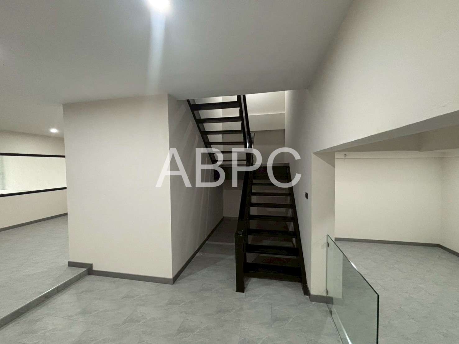 Newly Renovated Three Storey Four Bedroom Five Bathroom Townhouse in Central Location photo 5