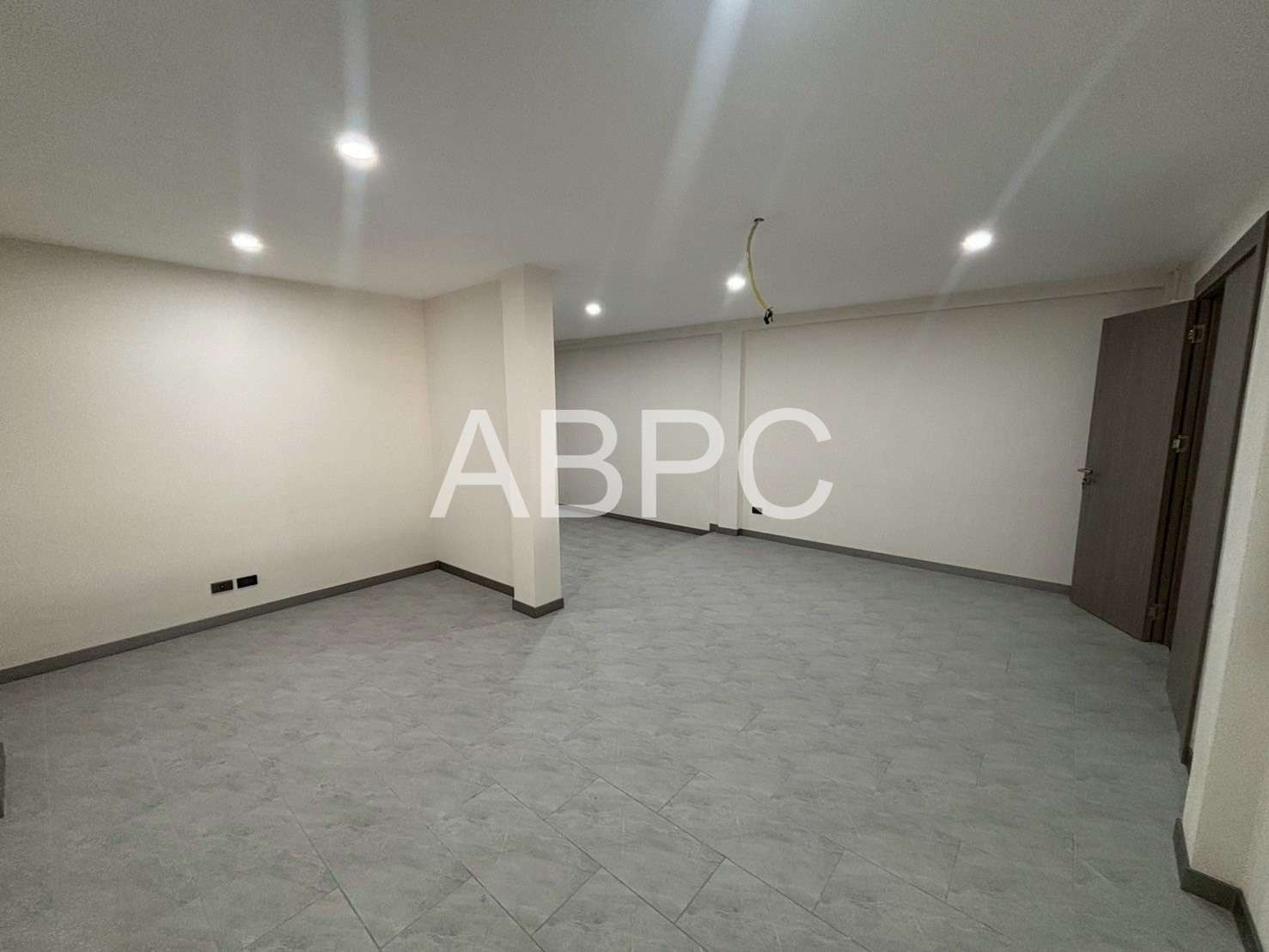 Newly Renovated Three Storey Four Bedroom Five Bathroom Townhouse in Central Location photo 4