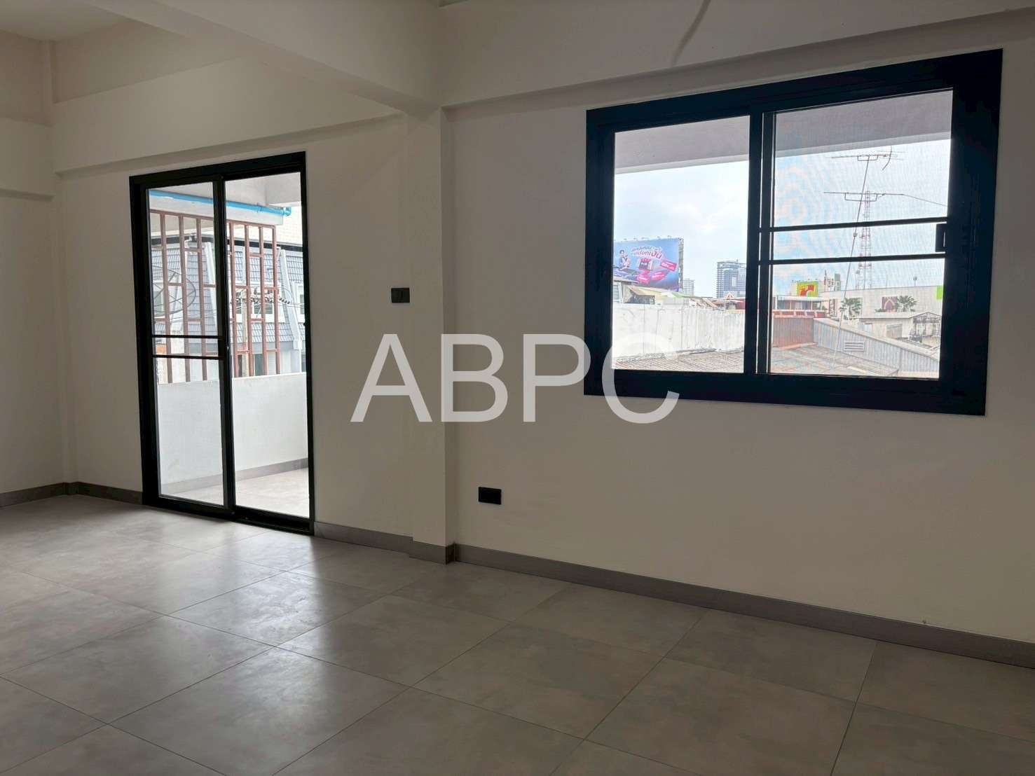 Newly Renovated Three Storey Four Bedroom Five Bathroom Townhouse in Central Location photo 8