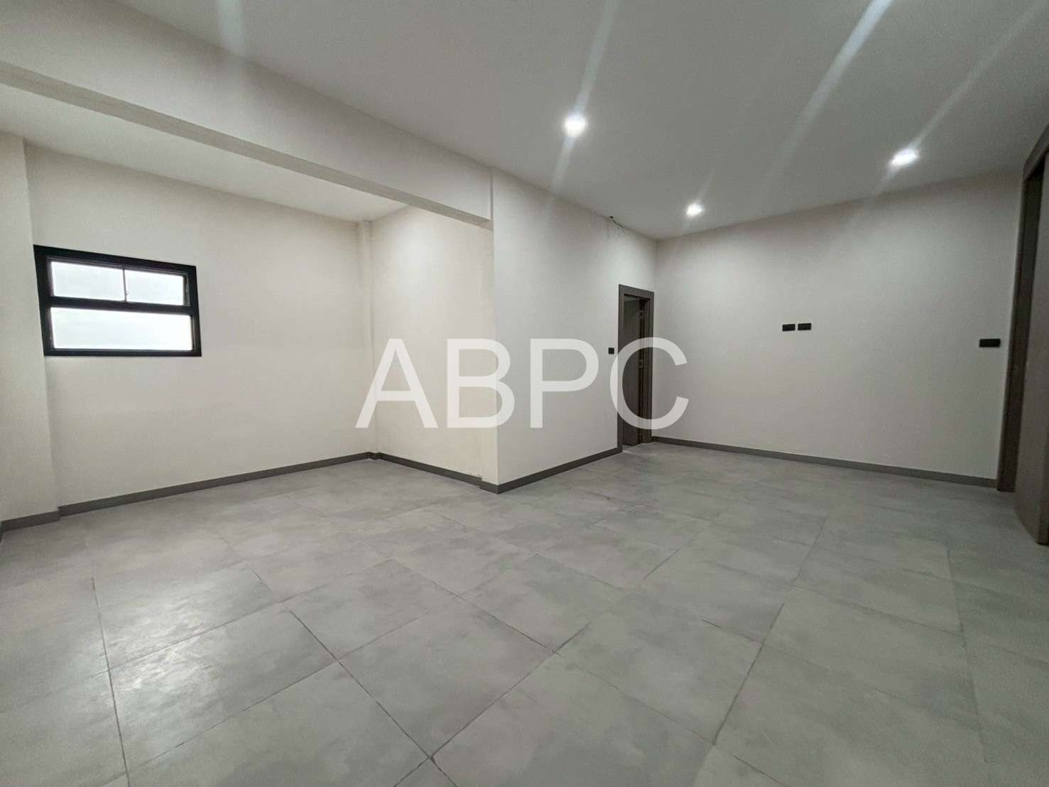 Newly Renovated Three Storey Four Bedroom Five Bathroom Townhouse in Central Location photo 9