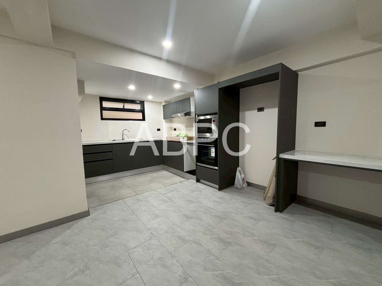 Newly Renovated Three Storey Four Bedroom Five Bathroom Townhouse in Central Location photo 3