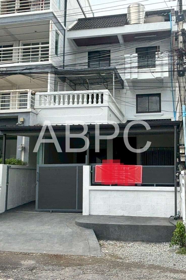 Newly Renovated Three Storey Four Bedroom Five Bathroom Townhouse in Central Location