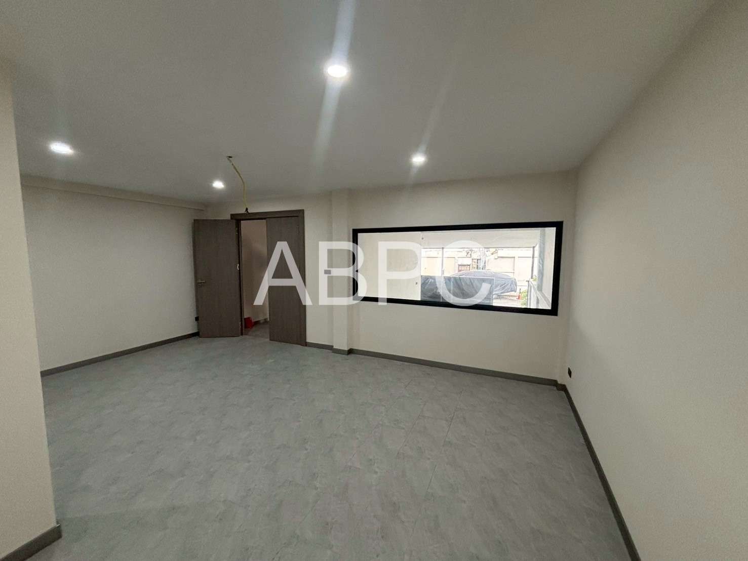 Newly Renovated Three Storey Four Bedroom Five Bathroom Townhouse in Central Location photo 6