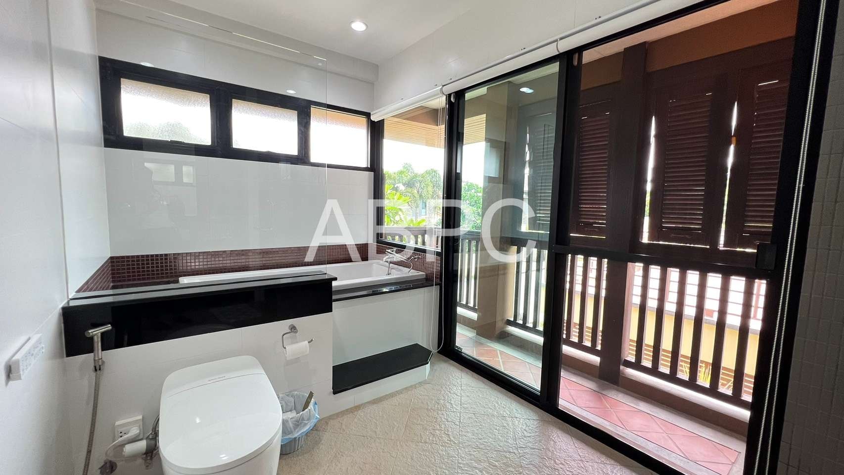 Serene 3 Bedroom 3 Bathroom House in The Village at Horseshoe Point photo 5