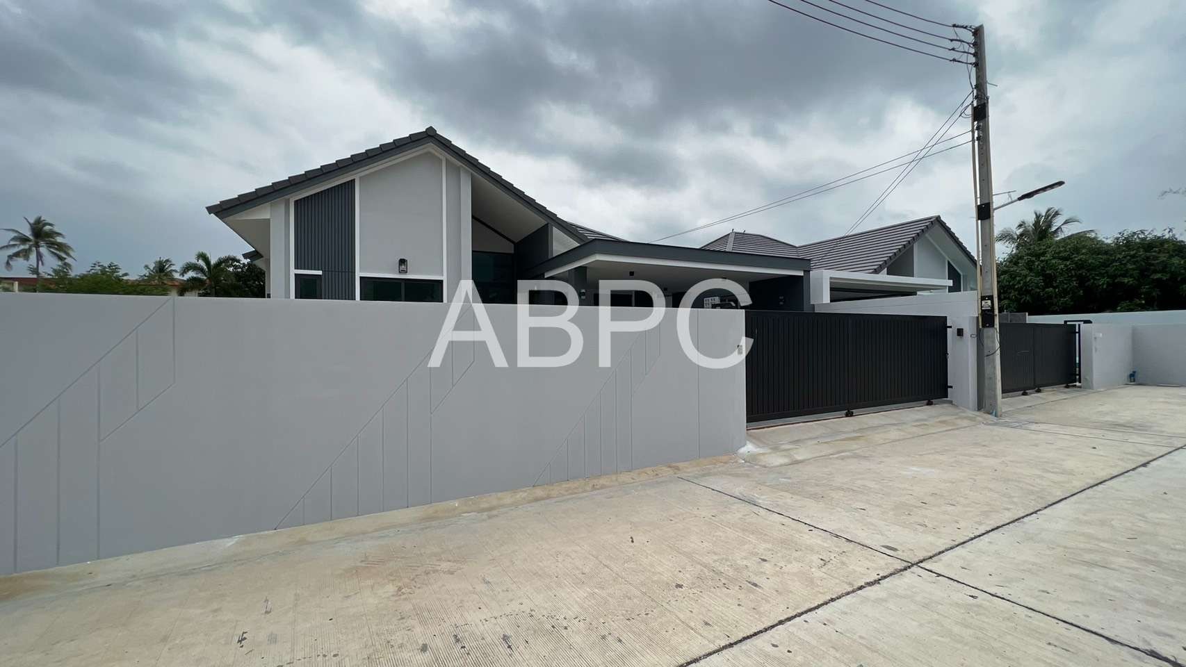 3 Bedrooms 3 Bathroom in East Pattaya
