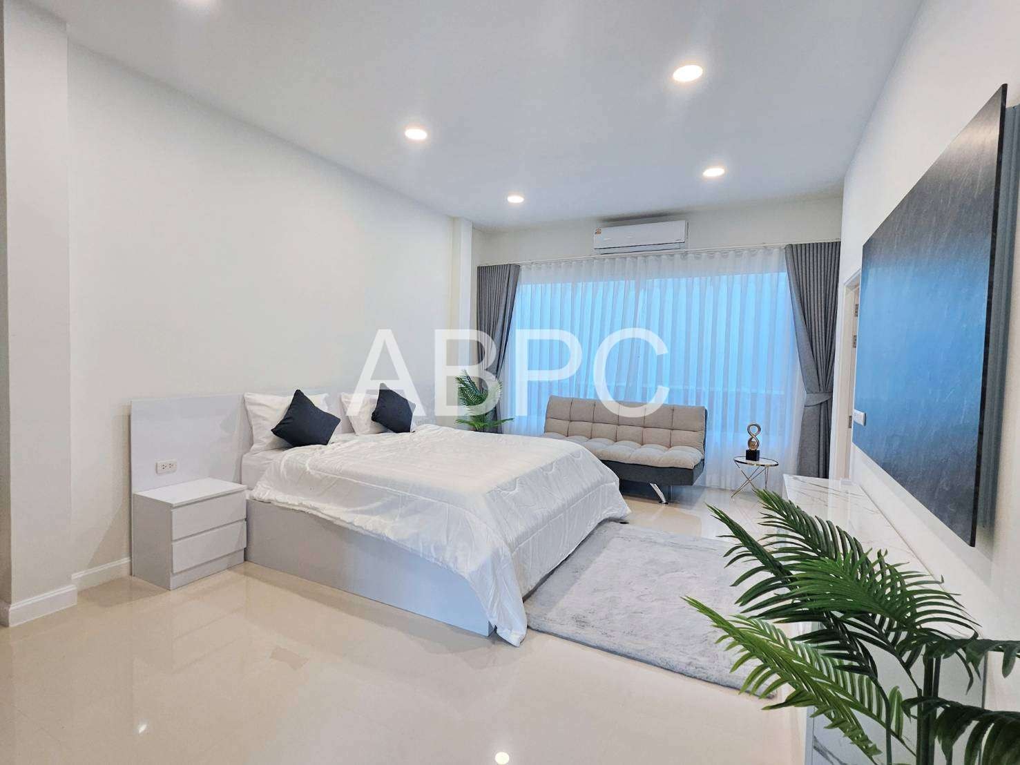 3 Bedrooms 4 Bathrooms in Huay Yai photo 2